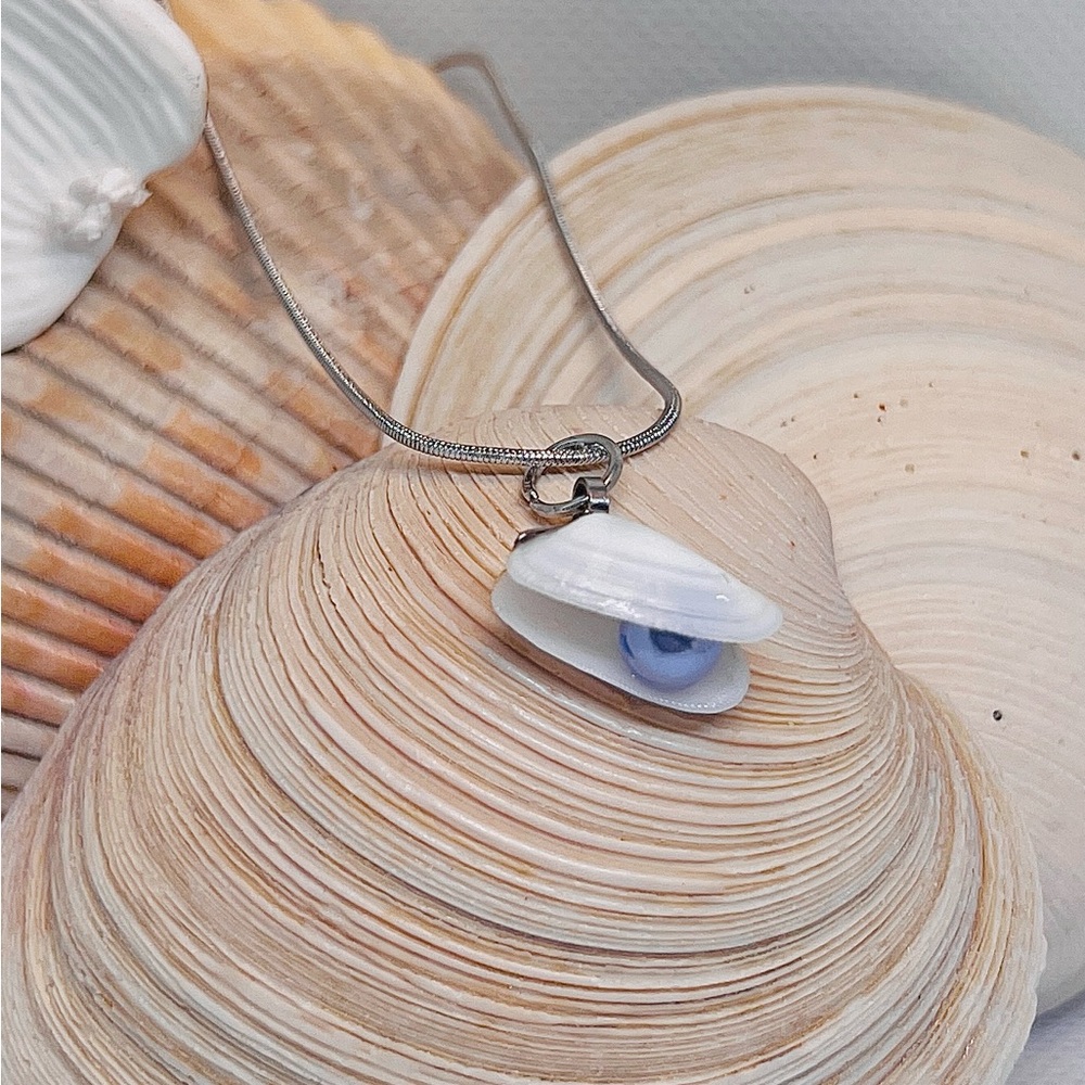 Coquiña shell pendant necklace locket with pearl